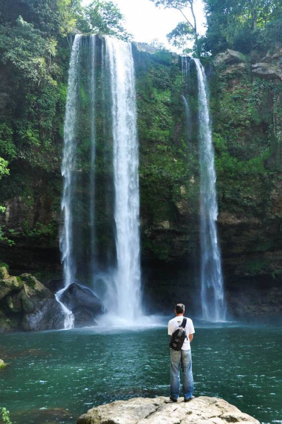Admirando a bela cachoeira de Misol-Ha, próxima à Palenque, em Chiapas, no sul do México